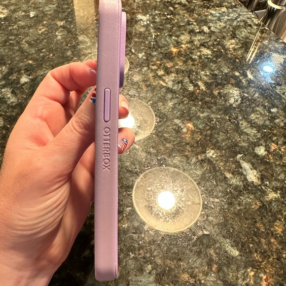 Otterbox with MagSafe for IPhone14 PRO 6.1” screen. Lt. lilac symmetry series. - Picture 9 of 12